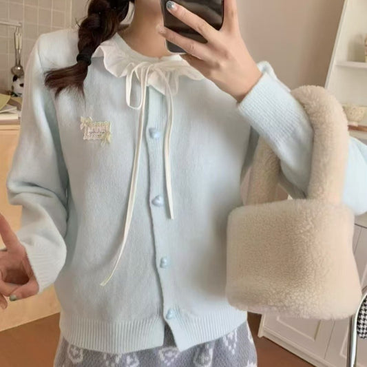 Dames cardigan ludique avec détail volant et boutons ressemblant à des perles Chic und Stil