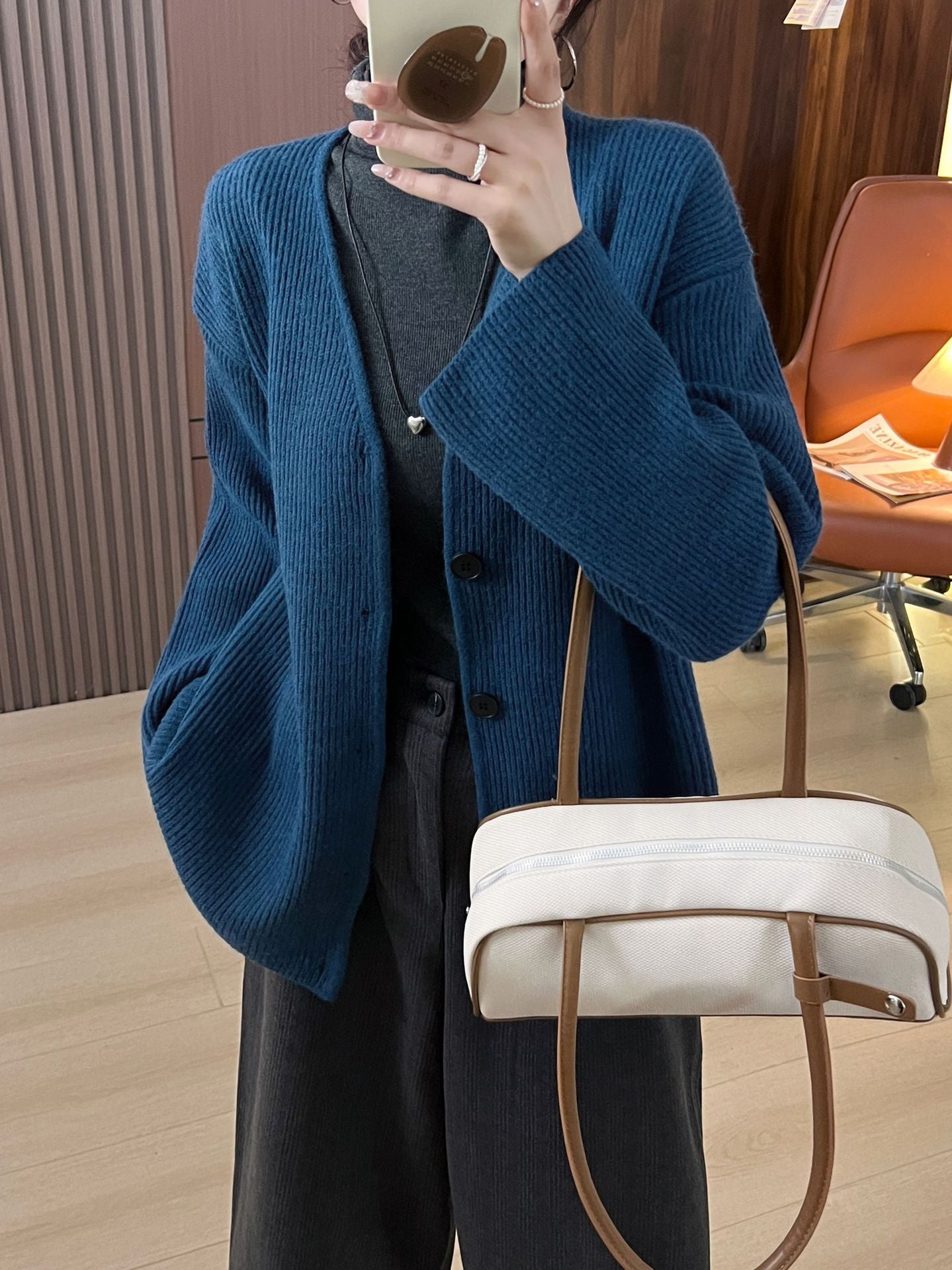 Cardigan en maille décontracté pour femmes avec décolleté en V profond et fermeture à boutons Chic und Stil