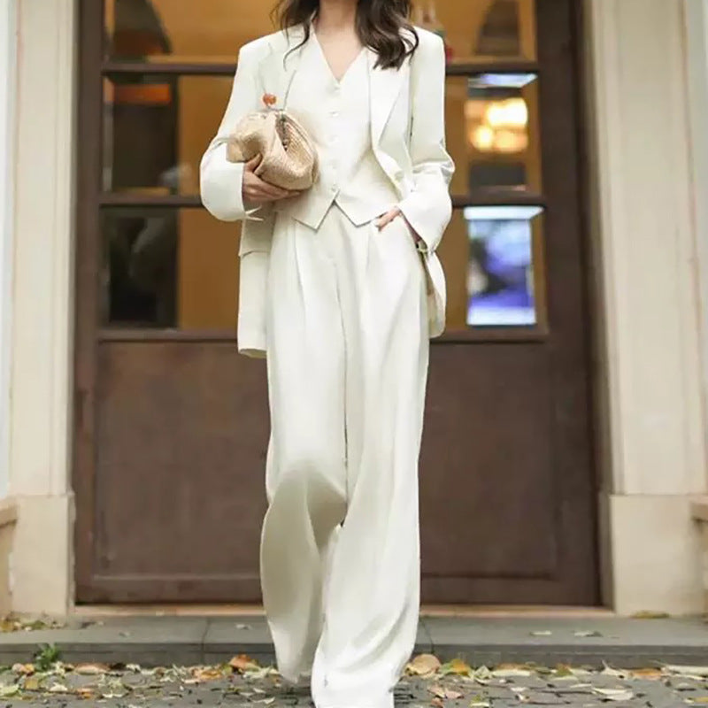 Structured blazer and wide pants set Chic und Stil for women