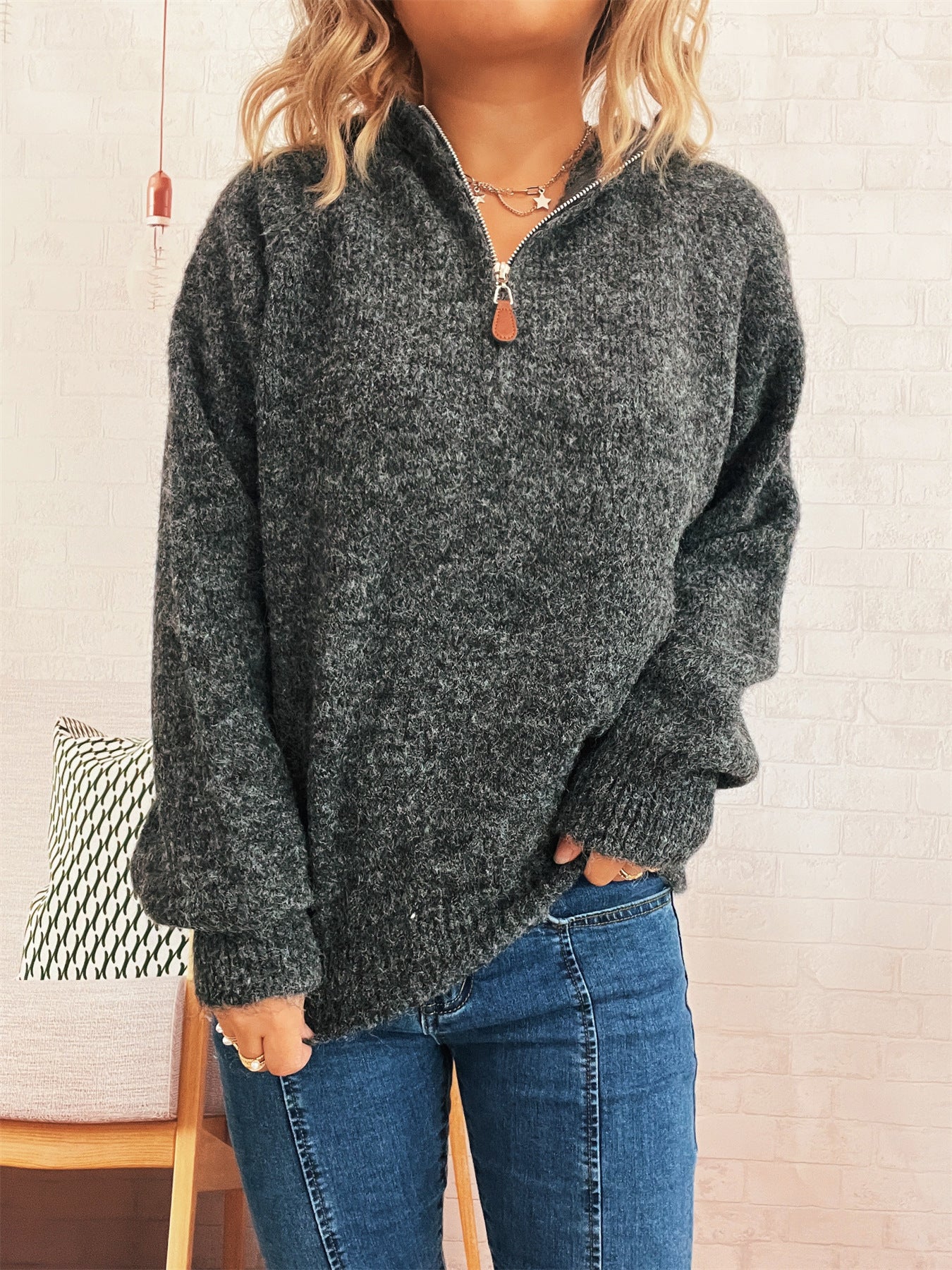 Dames pull à capuche douillet avec zip et design côtelé moderne Chic und Stil