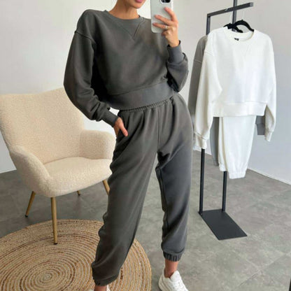 Casual sports outfit for women with cropped sweatshirt and comfortable jogging pants Chic and Style