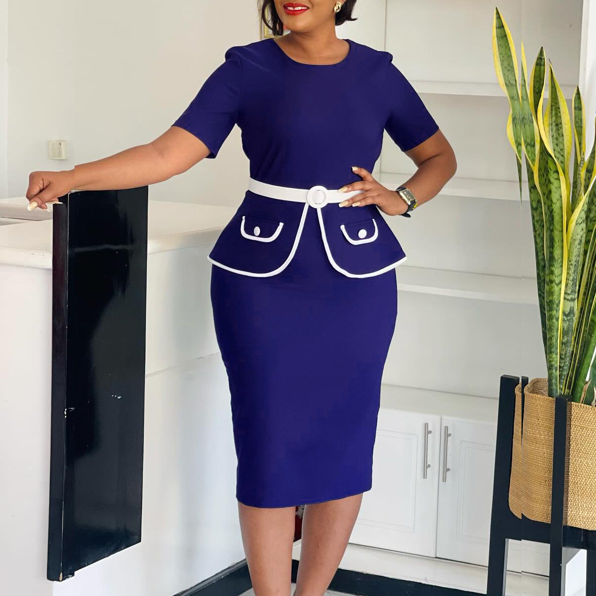 Femme Robe cintrée élégante avec application de poches pétillante et large ceinture Chic und Stil