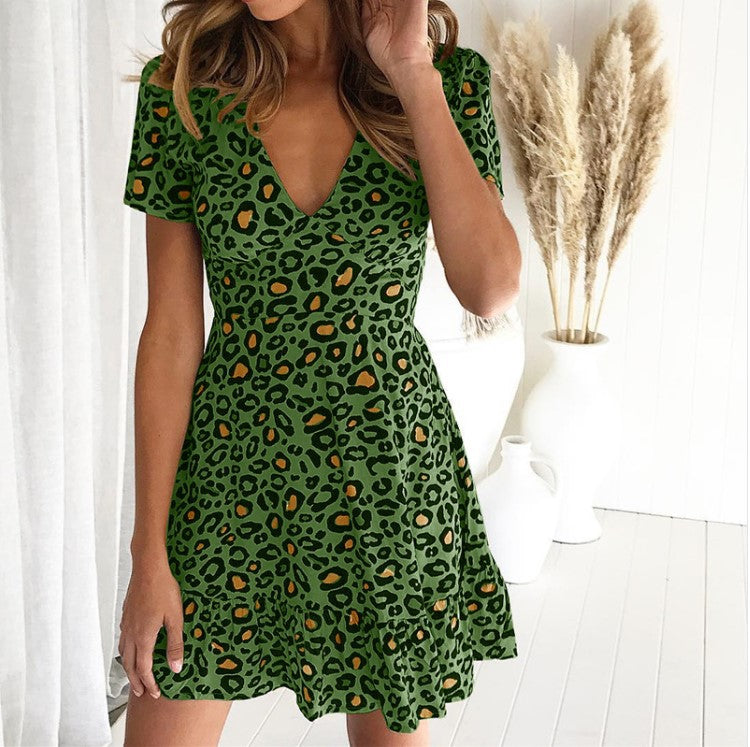 Robe à manches courtes pour femmes avec décolleté en V et finition à volants Chic und Stil