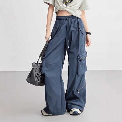 Functional cargo pants for women with elastic waist and practical zip pockets Chic and Style