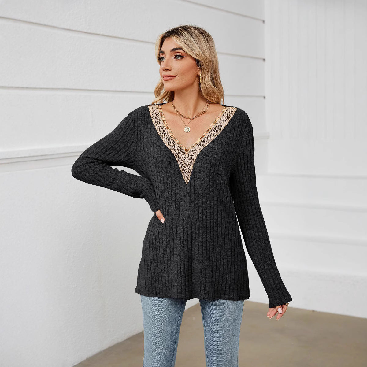 Pull en tricot pour femmes avec encolure en V et dentelle romantique Chic und Stil