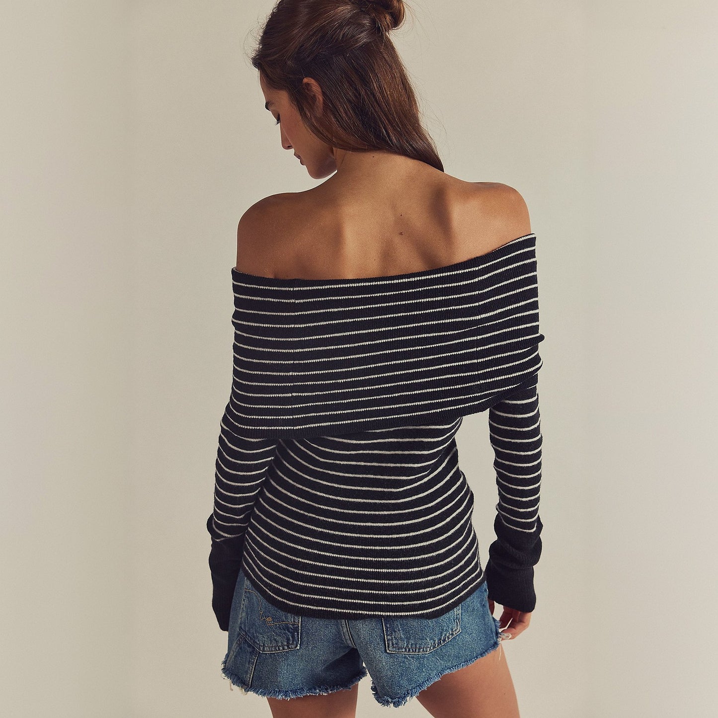 Pull off-épaule femme avec un motif rayé moderne et des détails de boutons Chic und Stil