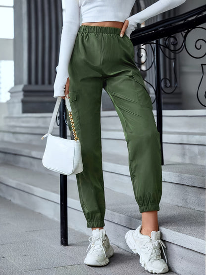 High-waisted cargo pants for women with practical side pockets Chic and Style