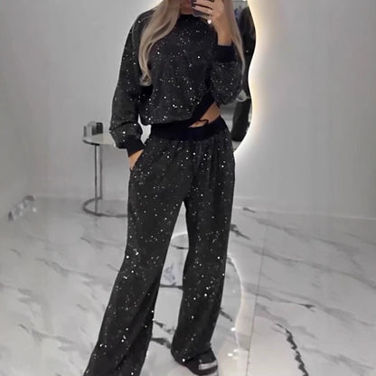 Sparkling leisure set for ladies with short sweatshirt and comfortable pants Chic und Stil