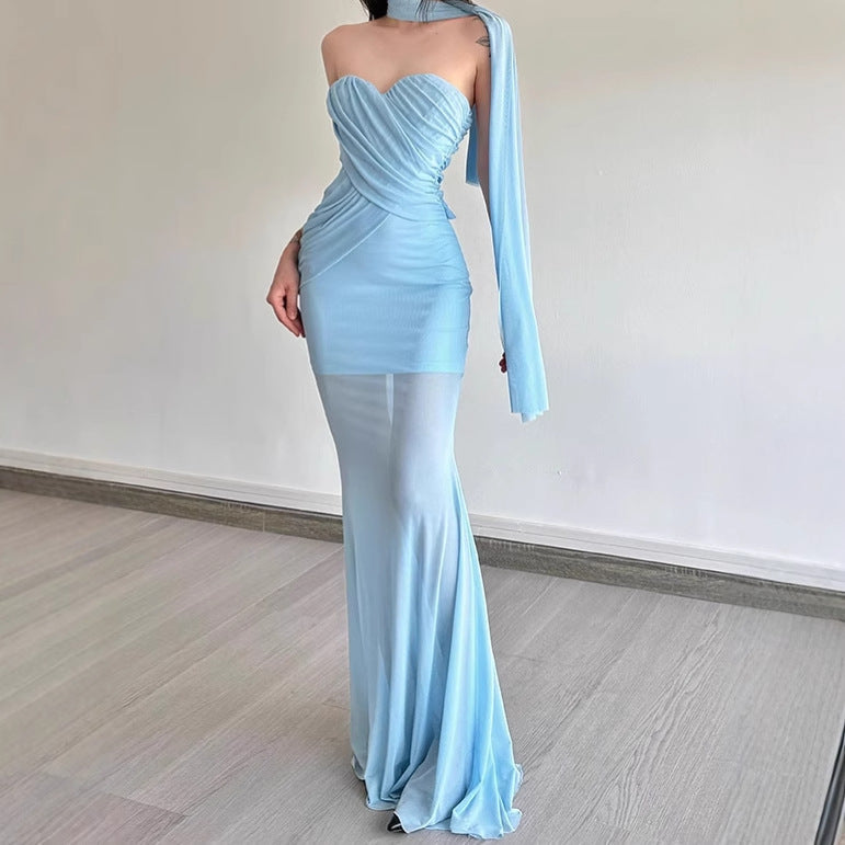 Robe maxi élégante pour femme avec décolleté asymétrique et design sculptant. Chic und Stil