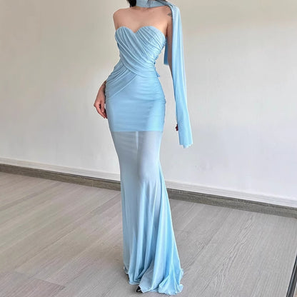 Robe maxi élégante pour femme avec décolleté asymétrique et design sculptant. Chic und Stil