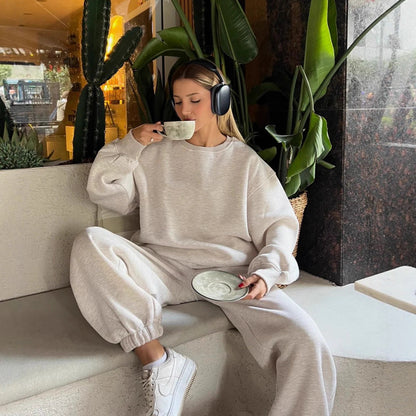 Oversized casual hoodie set for women and fitted jogger pants Chic und Stil