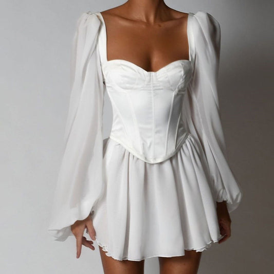 Robe mini ludique pour femmes avec un haut bustier élégant et des manches volumineuses Chic und Stil