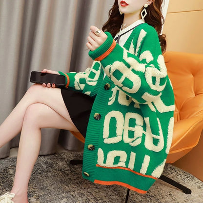 Dames cardigan décontracté avec grand motif logo et fermeture à boutons Chic und Stil