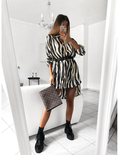 Robe chemise pour femmes avec motif géométrique et ceinture à la taille Chic und Stil
