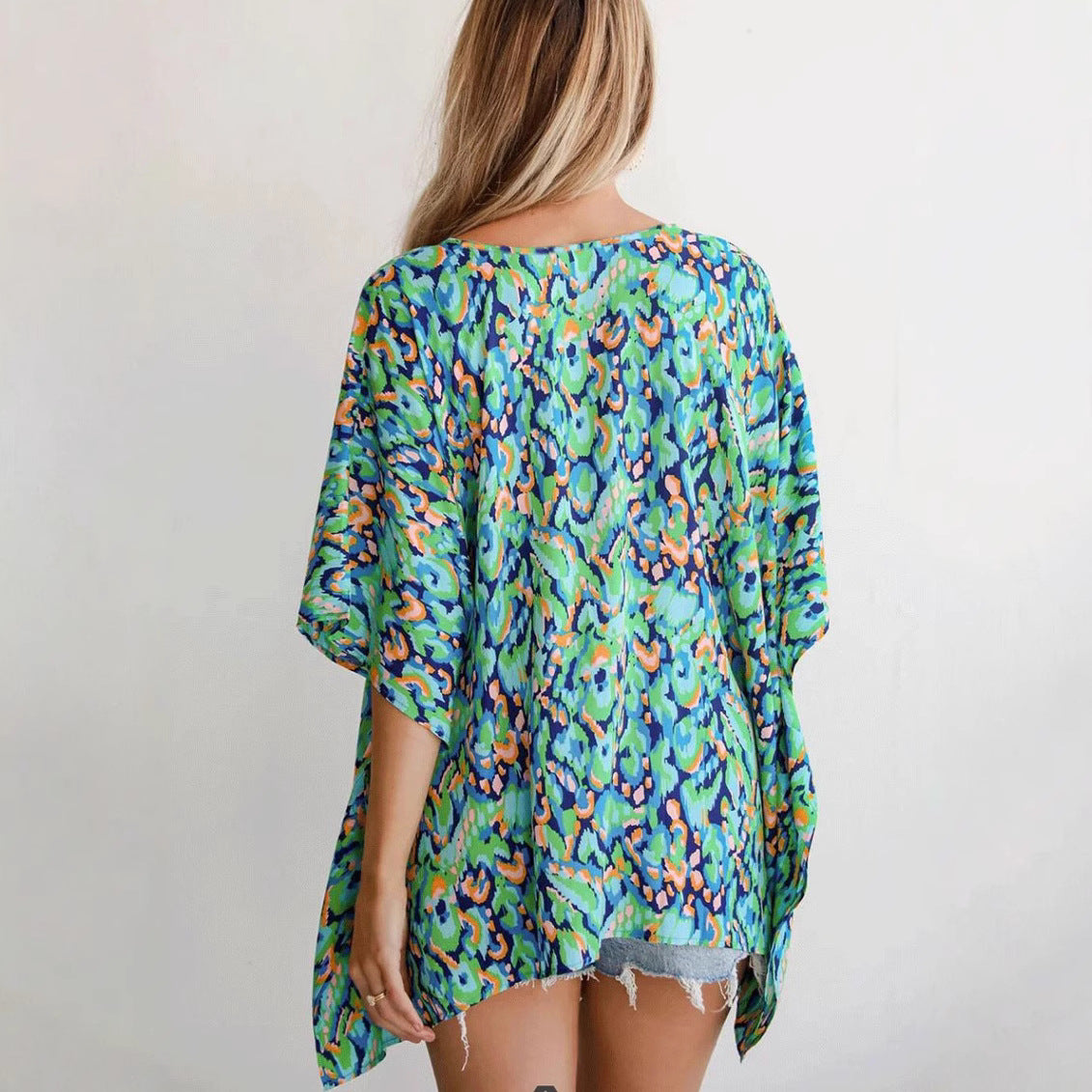 Blouse de plage décontractée pour femmes avec coupe asymétrique et motif coloré Chic und Stil
