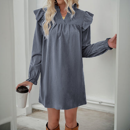 Robe chemise élégante pour femmes avec des manches volantées et un décolleté en V Chic und Stil