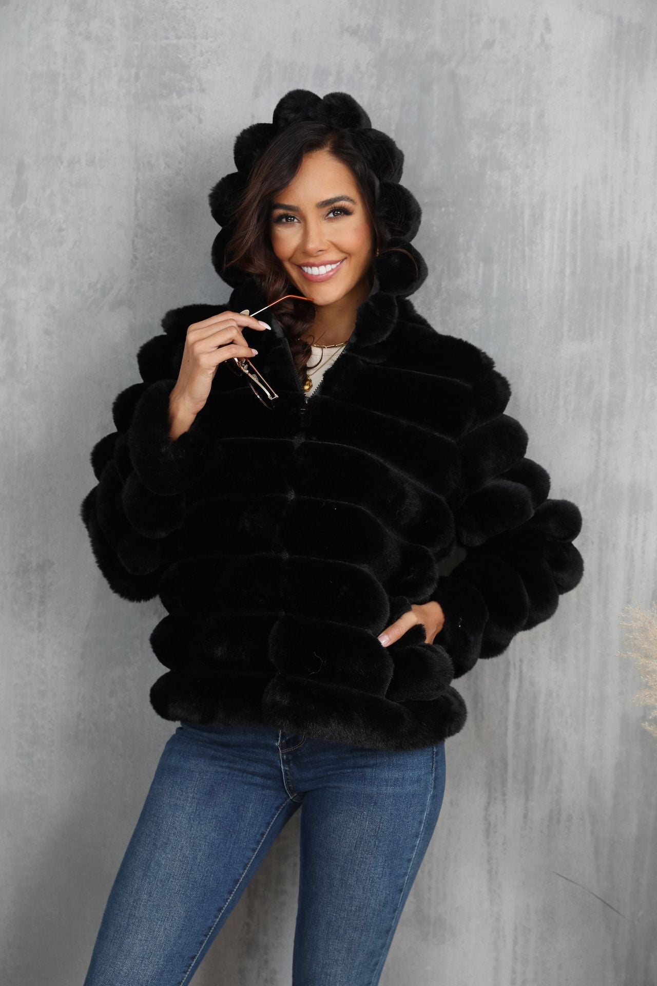 Veste à capuche pour femmes en fausse fourrure avec motif texturé Chic und Stil