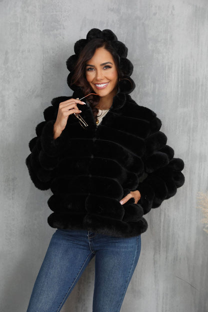 Veste à capuche pour femmes en fausse fourrure avec motif texturé Chic und Stil