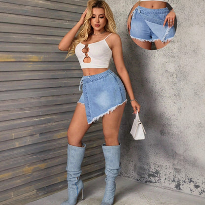 Jupe en jean courte pour femmes avec coupe asymétrique et détails effilochés Chic und Stil
