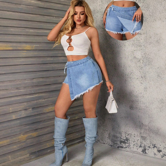 Jupe en jean courte pour femmes avec coupe asymétrique et détails effilochés Chic und Stil