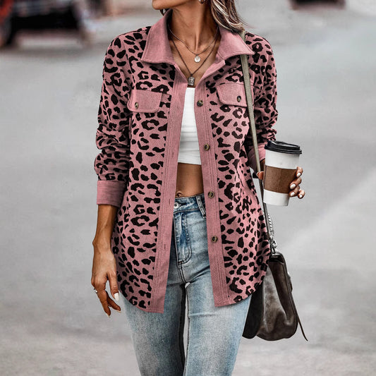 Veste pour femmes en motif léopard avec tissu structuré et poches pratiques Chic und Stil
