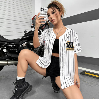 T-shirt de baseball sportif pour femmes avec numéro brodé et rayures contrastées Chic und Stil