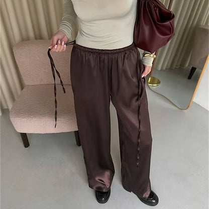 Elegant satin pants for women with wide leg Chic und Stil