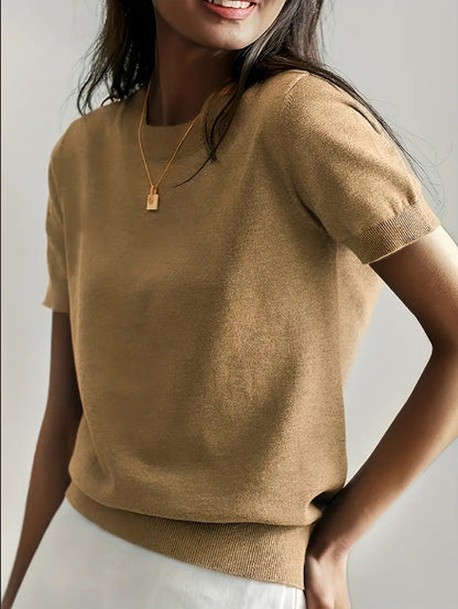 Pull en fine maille pour femmes avec une silhouette à manches courtes et un matériau fluide doux Élégance et style