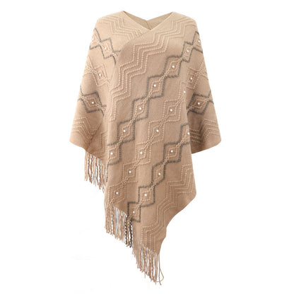 Chic and Style Elegant poncho for women with a striking textured pattern and decorative fringes
