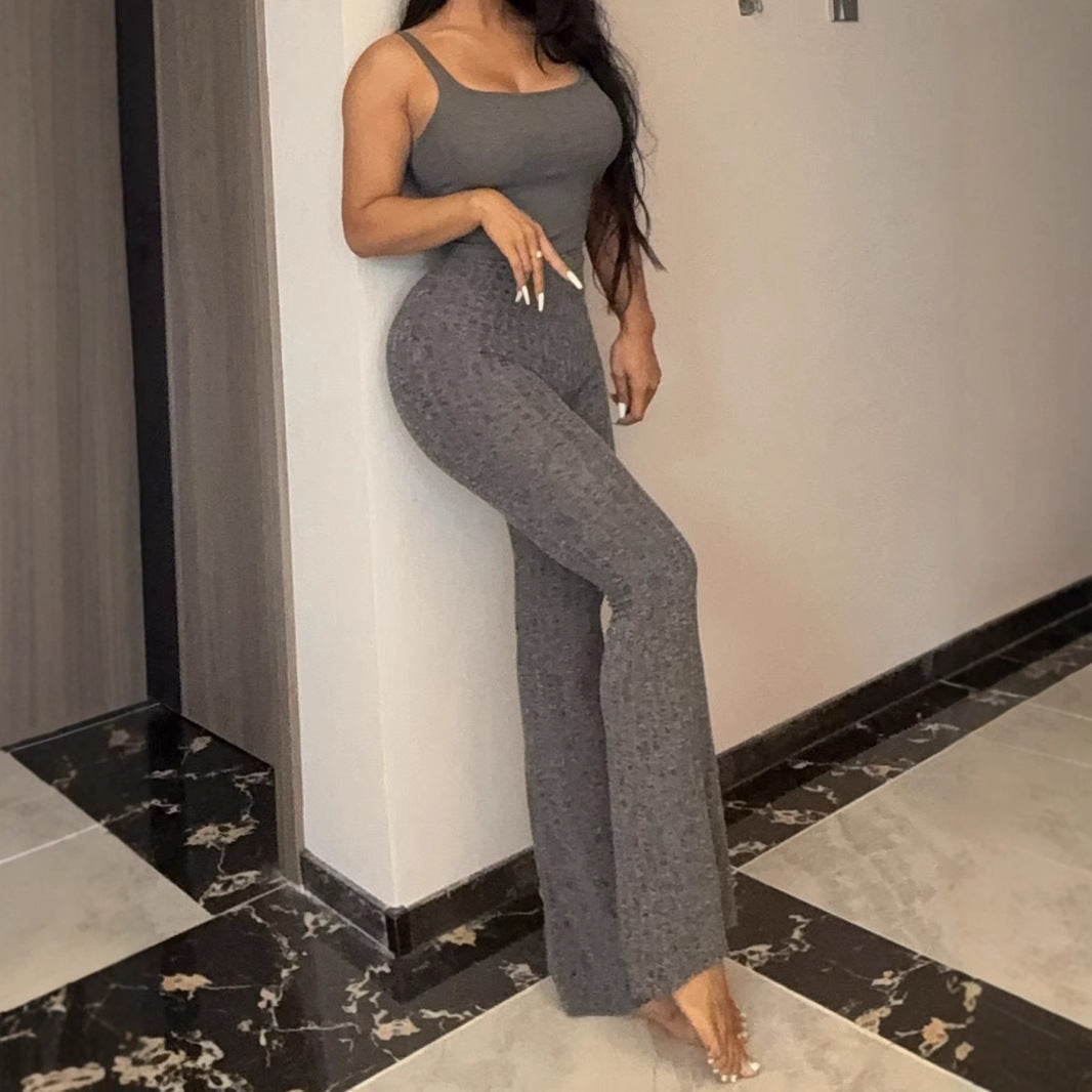 Women's outfit with fitted top and flared wide-leg pants Chic und Stil