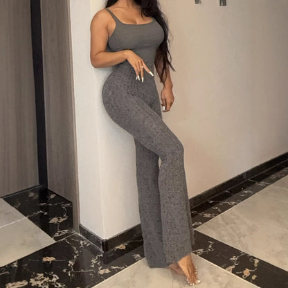 Women's outfit with fitted top and flared wide-leg pants Chic und Stil