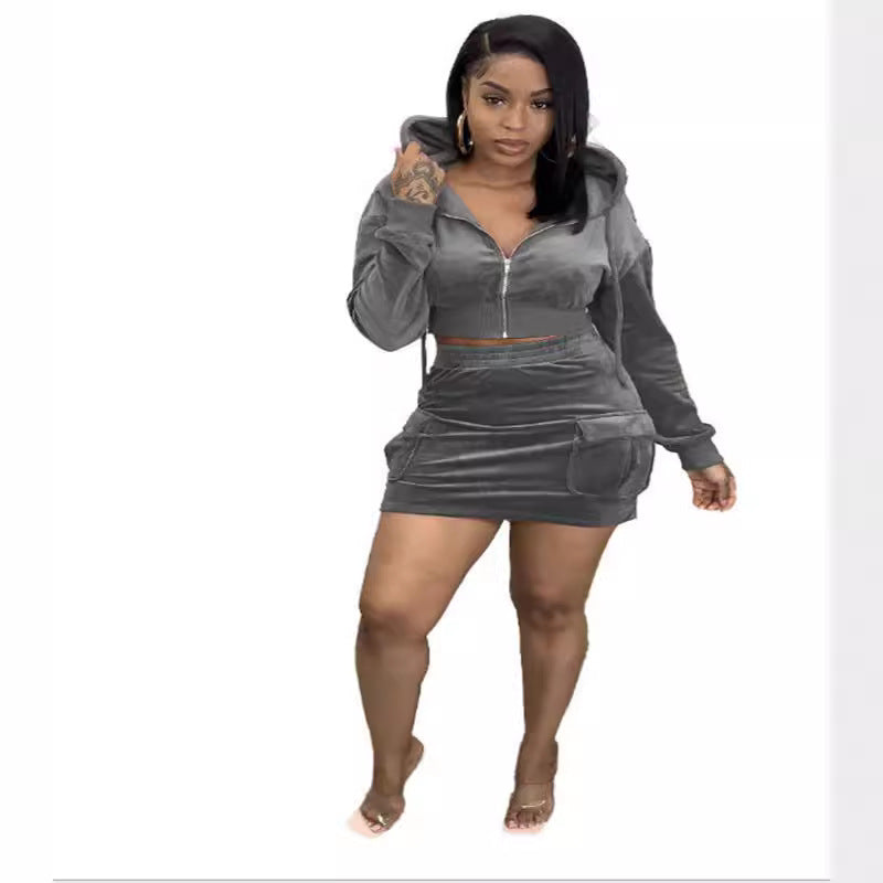 Dames Ensemble de velours sportif deux pièces avec sweat à capuche et short court Chic und Stil