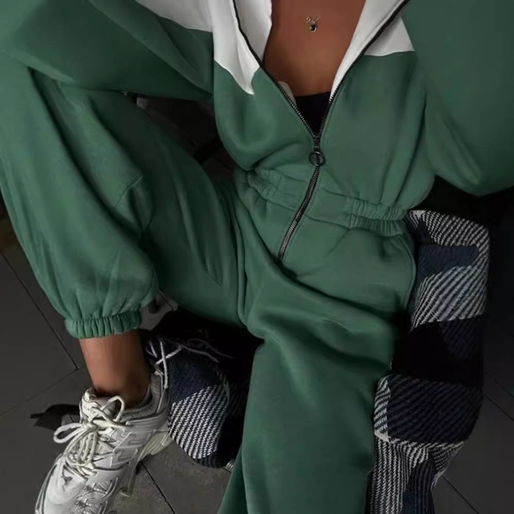 Fleece jacket and sports pants set for women with contrasting inserts Chic und Stil