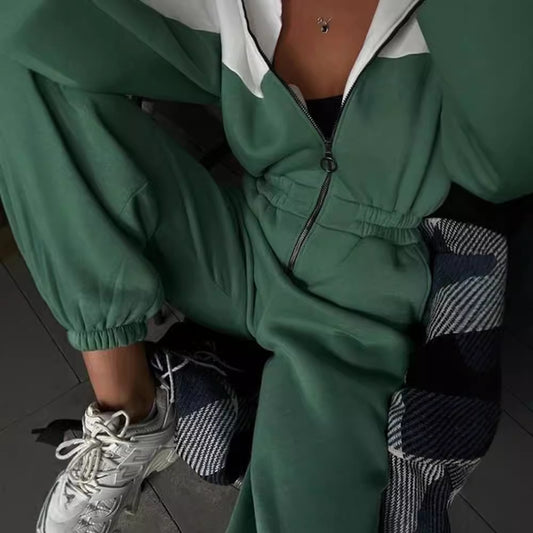 Fleece jacket and sports pants set for women with contrasting inserts Chic und Stil