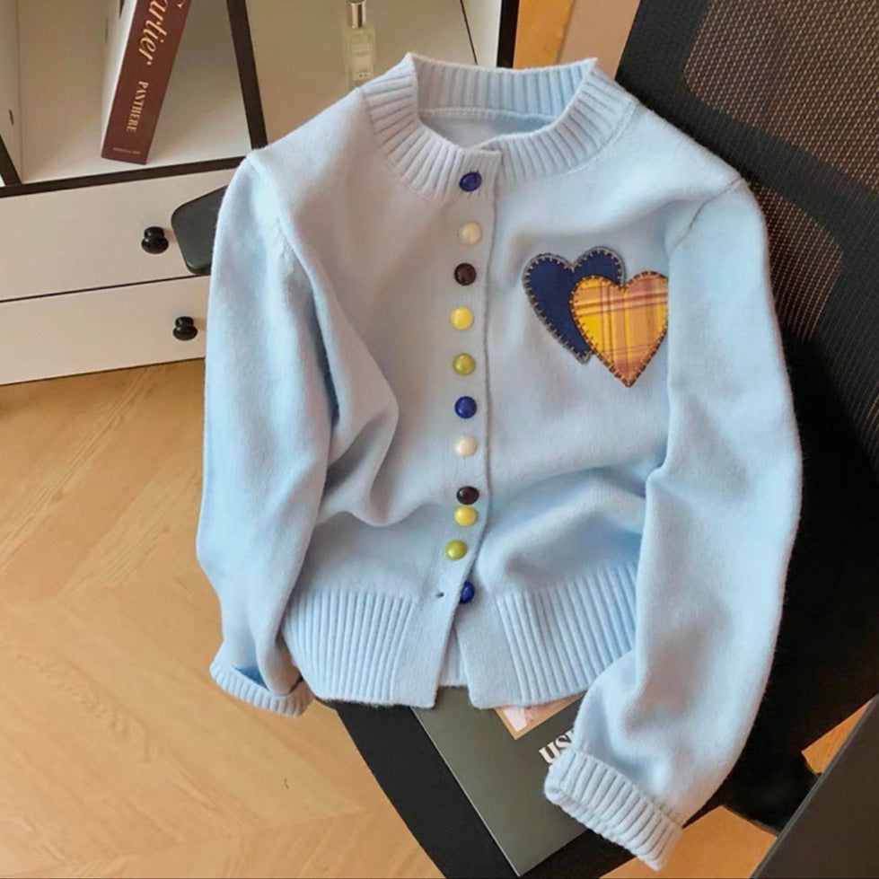 Cardigan pour femmes avec des appliqués en forme de cœur et des détails de boutons colorés Chic und Stil