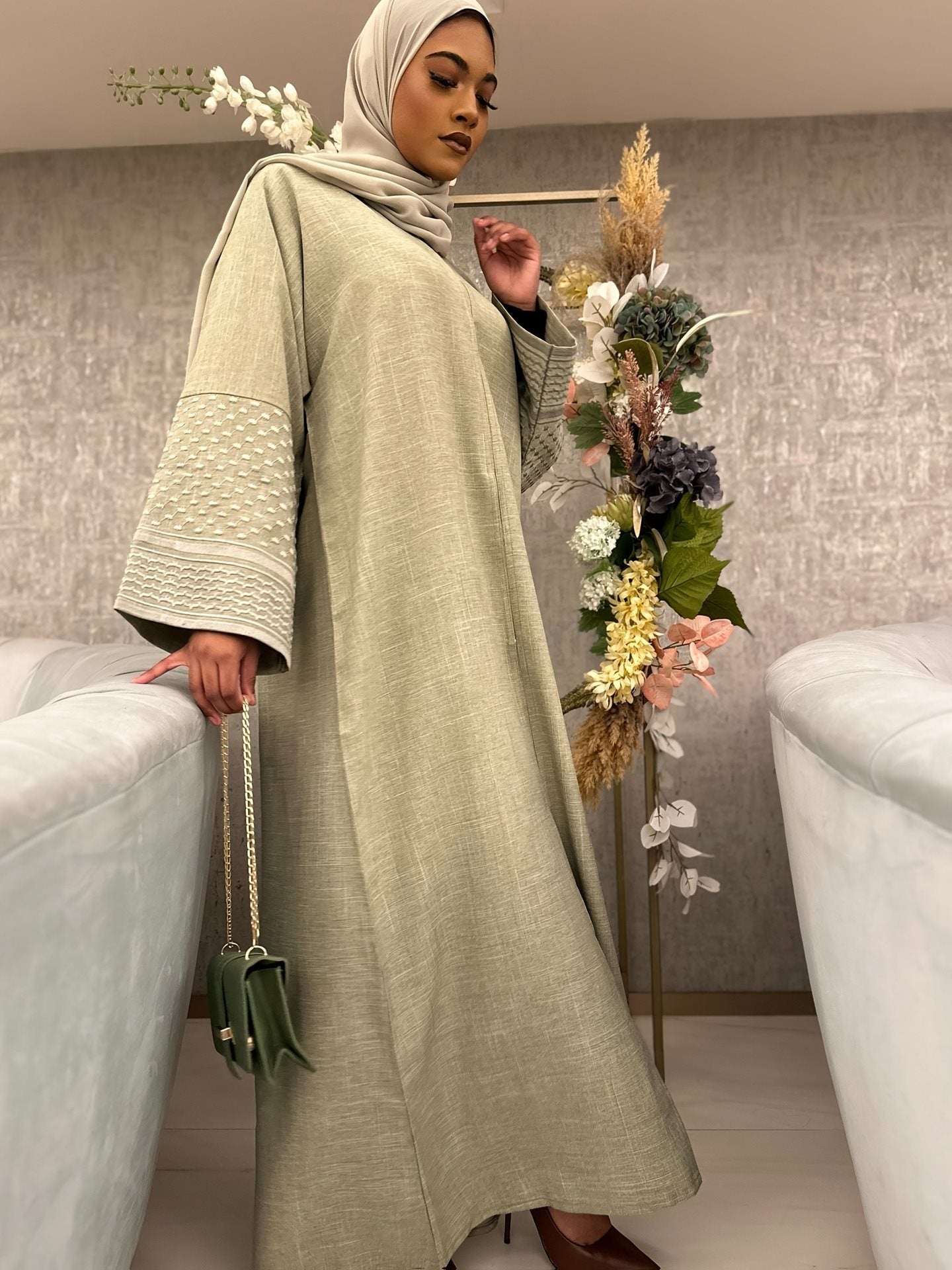 Robe maxi élégante pour femmes avec des manches trompette à la mode et des détails fins Chic und Stil