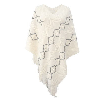 Chic and Style Elegant poncho for women with a striking textured pattern and decorative fringes