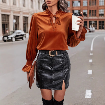 Chemisier femme avec des détails volants et un col à nouer Chic und Stil