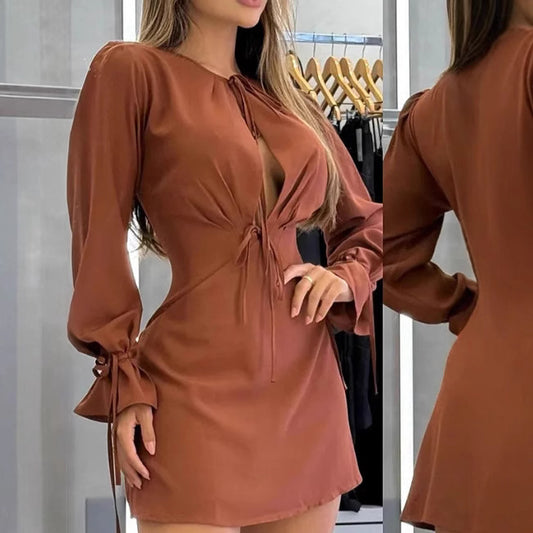 Robe mini intemporelle pour femmes avec décolleté en V profond et manches à nœuds Chic und Stil