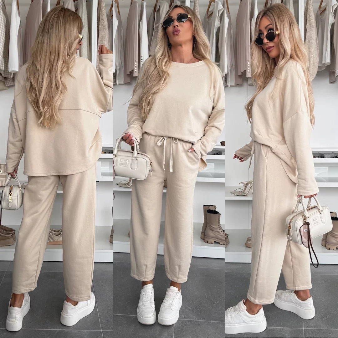 Casual women's set with a loose top and comfortable pants Chic und Stil