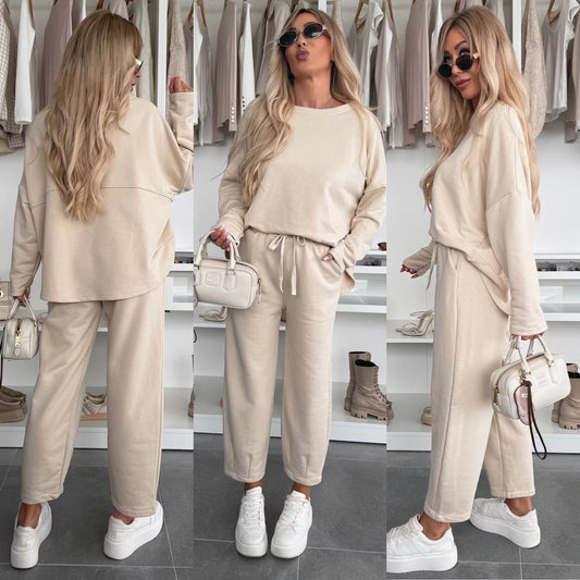 Casual women's set with a loose top and comfortable pants Chic und Stil