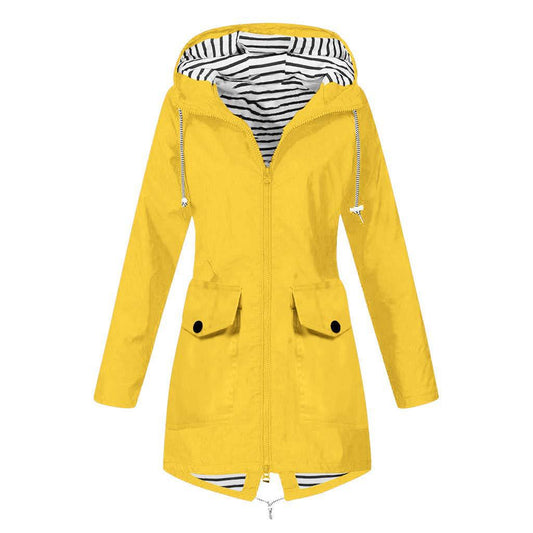 Functional women's jacket with adjustable hood and practical pockets Chic and Style