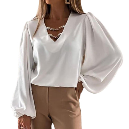 Chemise élégante pour femmes avec décolleté en V et détail en chaîne Chic und Stil