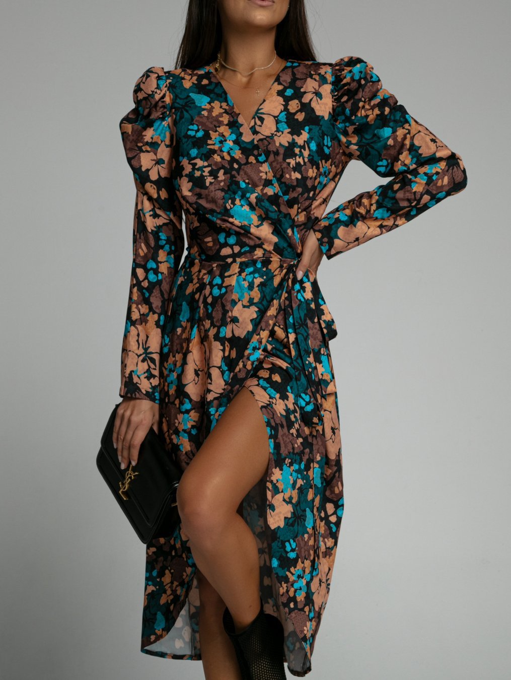 Women's Floral Print Wrap Dress with Elegant Slit Detail Chic und Stil