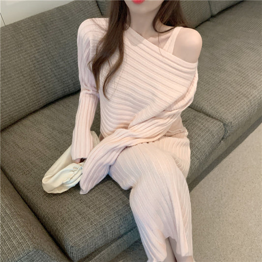 Robe en tricot pour dames avec décolleté asymétrique et fine structure côtelée Chic und Stil