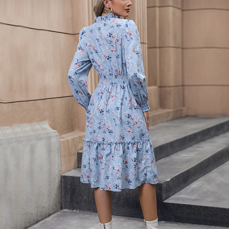 Robe midi pour femmes avec des accents floraux et des détails froncés Chic und Stil