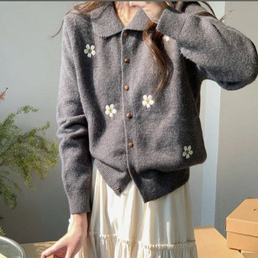 Dame cardigan avec des applications florales et un col classique Chic und Stil