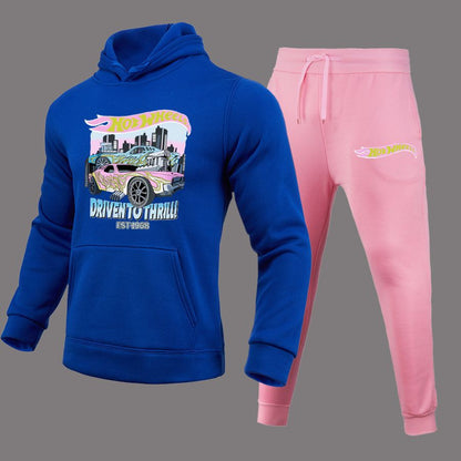 Comfortable hoodie and jogger pants set for women with striking car pattern Chic und Stil