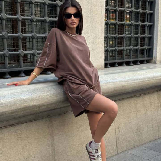 Ensemble décontracté pour femmes avec haut surdimensionné et shorts Chic und Stil