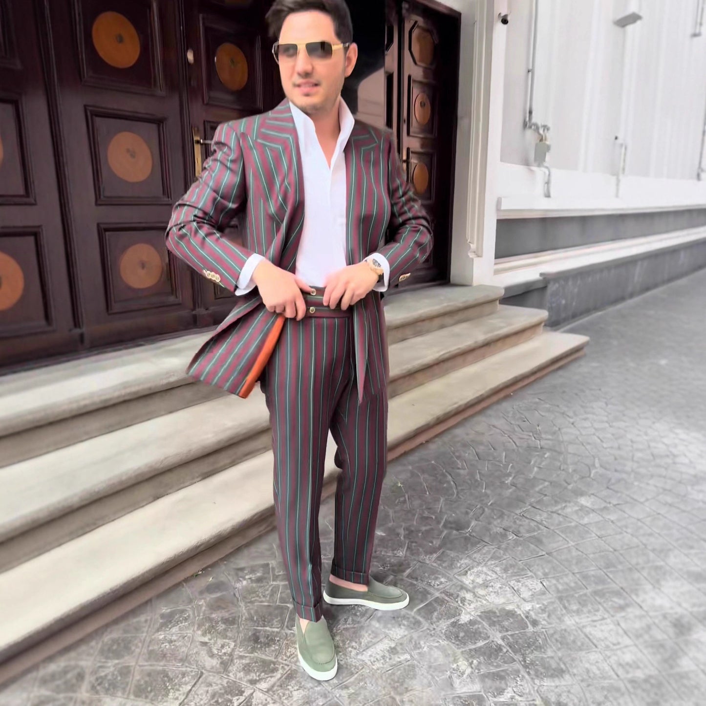 Costume élégant pour hommes avec double boutonnière et rayures à la mode Chic und Stil